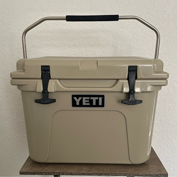 Yeti Roadie 20 - Tan Hard Cooler Great Condition Certified Bear Resistant - Picture 1 of 11
